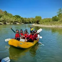 Balsa amarilla en río de Morelos